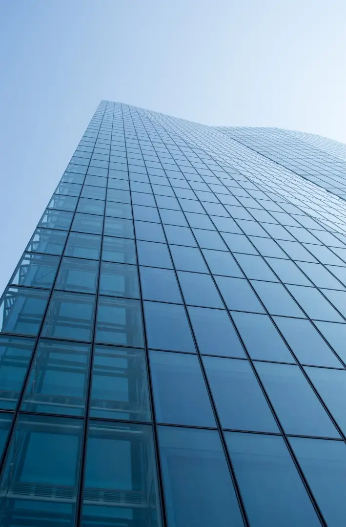 Curtain wall glazing system for a commercial building